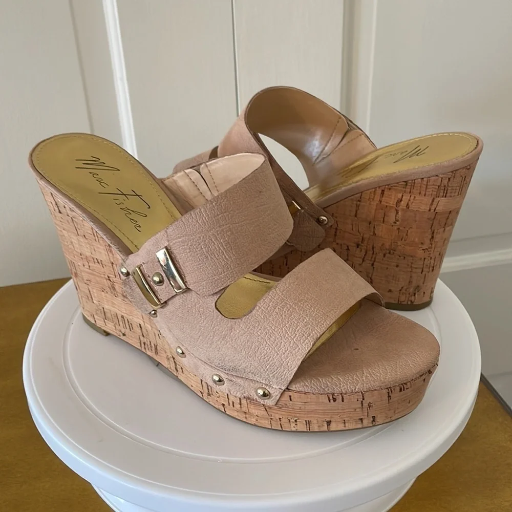 👍🏼 Marc Fisher neutral platform Sandals Size 8.5 👍🏼